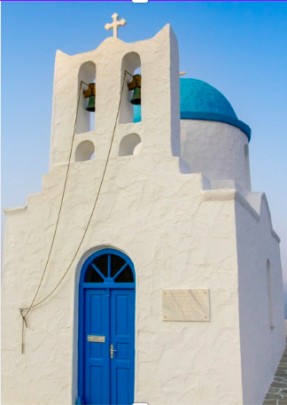 Chapelle cycladique blanche, dôme et porte bleus, typique de Santorin