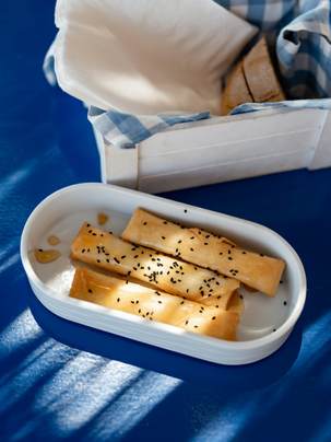 Feuilletés au fromage et graines de sésame, une gourmandise à partager en famille en Grèce