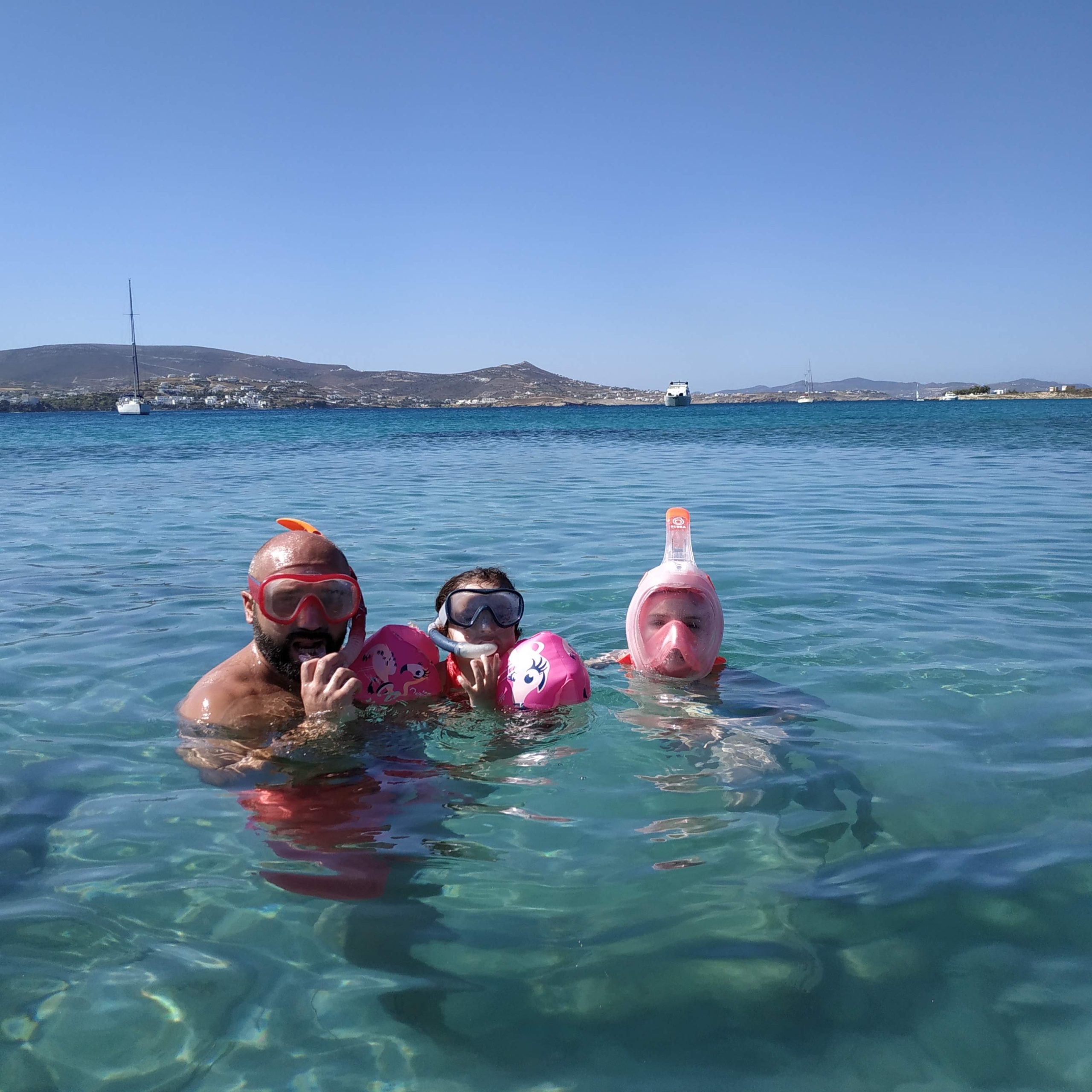 image Séance snorkeling en famille, masques et tubas, pendant un voyage en Grèce en famille dans les Cyclades.