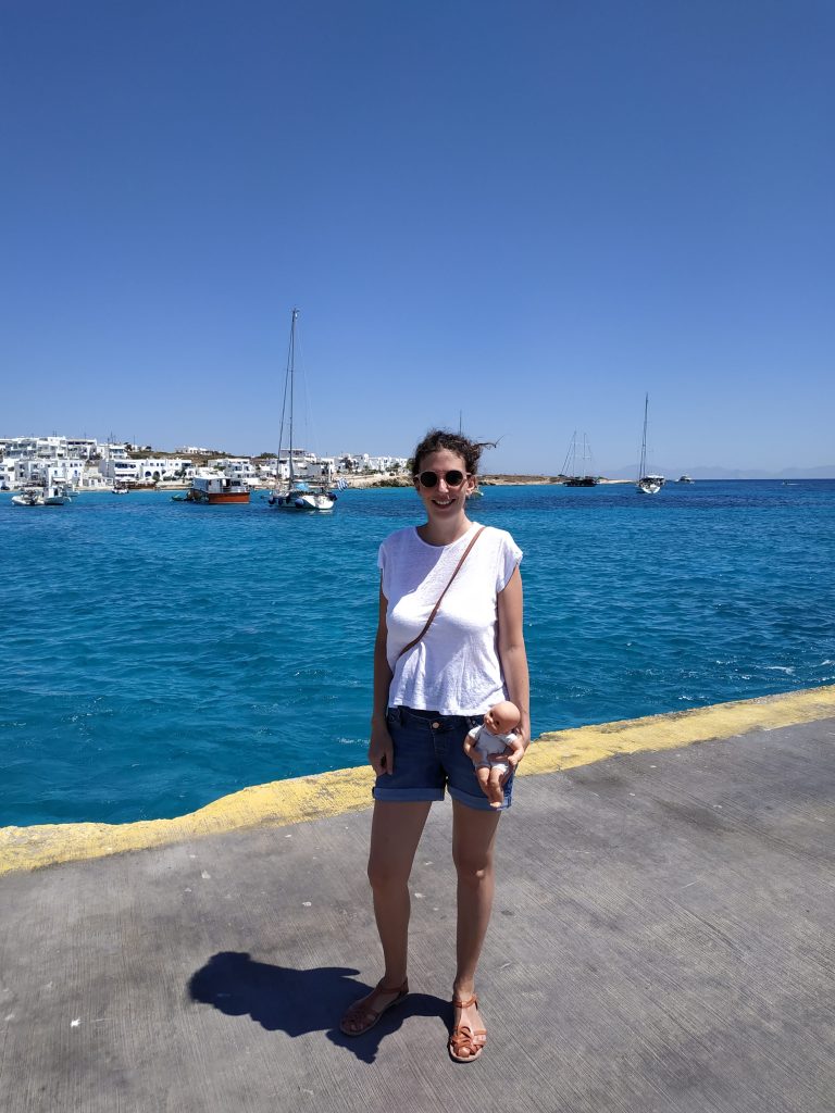 Marie sur le port de Paros, pendant son voyage en Grèce en famille dans les Cyclades.