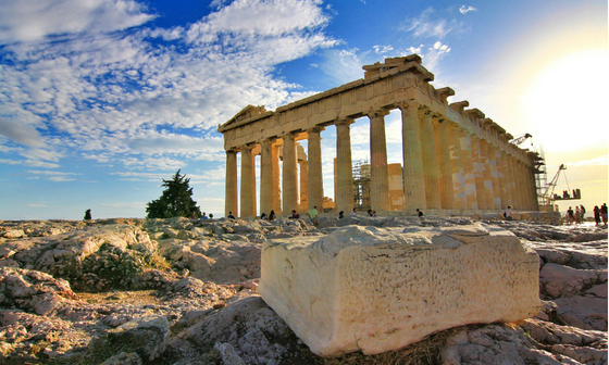 Vue du Parthénon sur l'Acropole d'Athènes au coucher du soleil, incontournable en famille