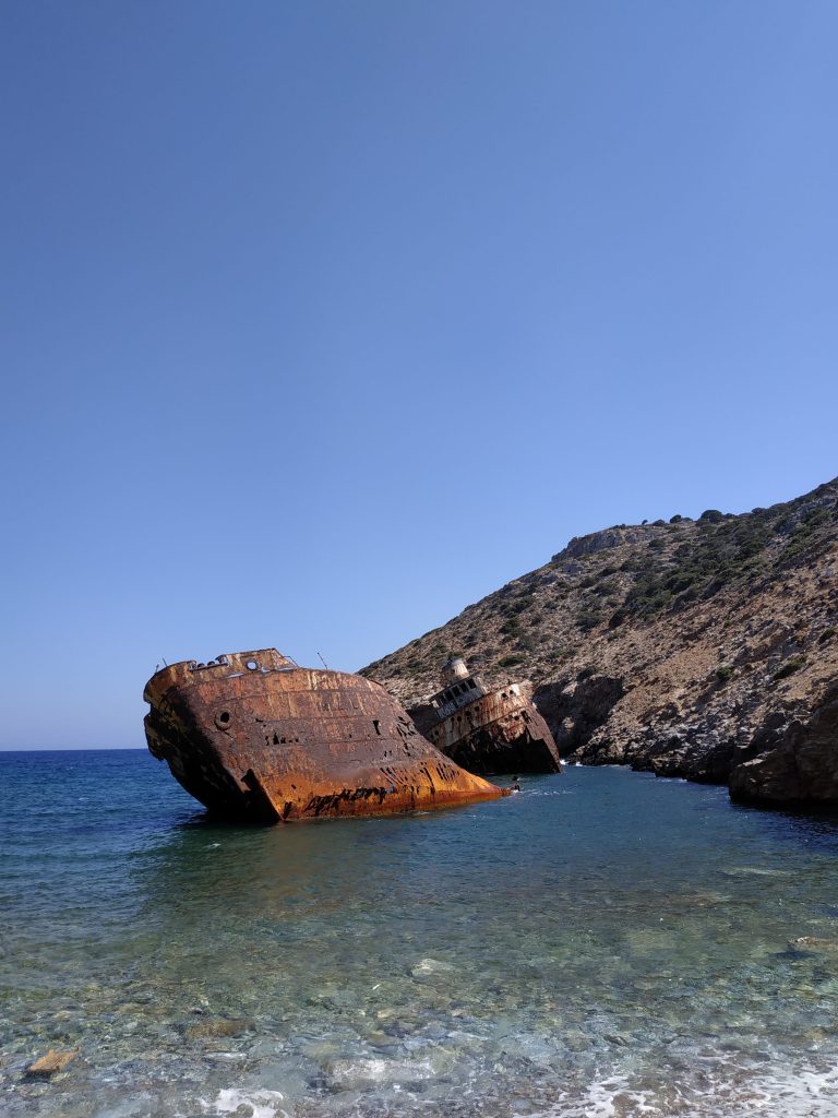 Épave rouillée sur la côte d'Amorgos, île grecque idéale pour un voyage en Grèce en famille amateur de randonnée