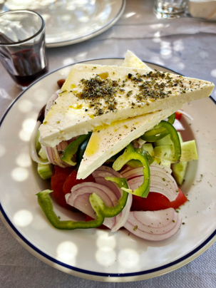 Salade grecque horiatiki avec feta, tomate, concombre et oignon rouge, un classique à tester en famille en Grèce