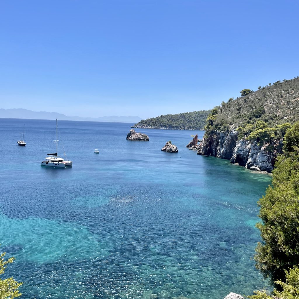 Crique turquoise et falaises des Sporades, bateaux au mouillage