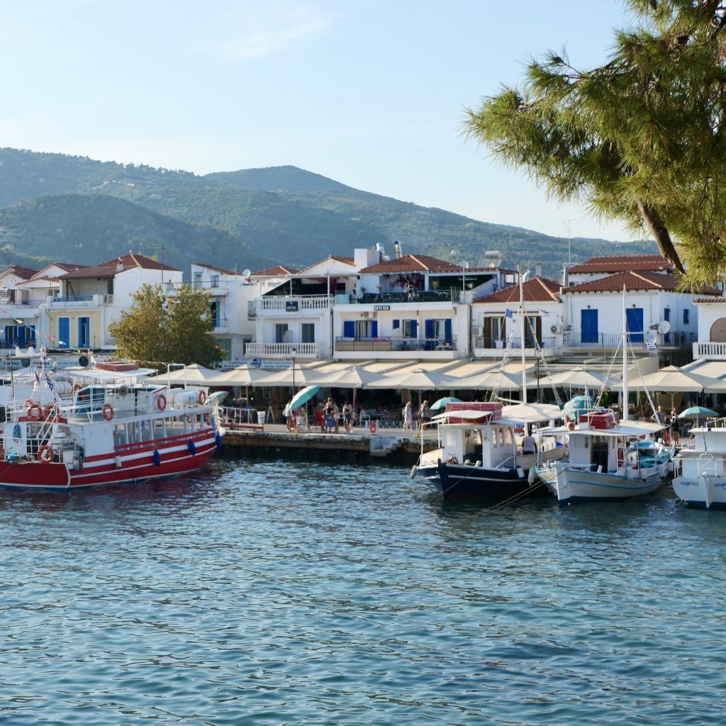 Port typique des Sporades, bateaux de pêche colorés et maisons blanches